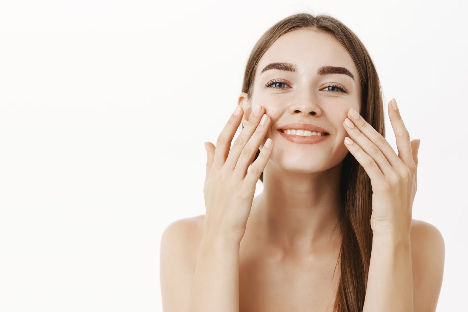 Los mejores tratamientos faciales para reducir las arrugas y líneas de expresión  El envejecimiento es un proceso natural que a menudo se manifiesta en la piel en forma de arrugas y líneas de expresión. A medida que envejecemos, la producción de colágeno y elastina disminuye, lo que hace que la piel pierda su elasticidad y firmeza. Afortunadamente, hay muchos tratamientos faciales que pueden ayudar a reducir las arrugas y líneas de expresión y a mejorar la apariencia general de la piel. Te contamos lo toda la información que estás buscando.  Los tratamientos faciales más utilizados  Puede ser que conozcas muchos de ellos, pero mira sus detalles:  Botox: El Botox es una de las opciones más populares para reducir las arrugas y líneas de expresión. Esta inyección actúa bloqueando las señales nerviosas que hacen que los músculos faciales se contraigan, lo que reduce la apariencia de las líneas de expresión en la frente, alrededor de los ojos y la boca. Los resultados suelen durar de tres a seis meses.  Rellenos dérmicos: Los rellenos dérmicos, como el ácido hialurónico y el colágeno, son una excelente opción para rellenar las arrugas y líneas de expresión profundas. Estos rellenos se inyectan debajo de la piel para rellenar las áreas afectadas y proporcionar un aspecto más juvenil y firme. Los resultados suelen durar entre seis meses y un año.  Microdermabrasión: La microdermabrasión es un tratamiento no invasivo que implica la exfoliación de la capa superior de la piel para reducir la apariencia de las arrugas y líneas de expresión. Una herramienta especializada para pulir y exfoliar la piel, lo que mejora la textura y la apariencia general de la piel.  Peeling químico: El peeling químico es un tratamiento que utiliza una solución química para exfoliar la capa superior de la piel. Este tratamiento puede reducir la apariencia de las arrugas y líneas de expresión, así como mejorar la apariencia general de la piel. Los peelings químicos pueden ser superficiales, medianos o profundos, dependiendo de la gravedad de las arrugas y líneas de expresión.  Terapia de luz: La terapia de luz es un tratamiento no invasivo que utiliza luz para estimular la producción de colágeno y elastina en la piel.   Terapia de radiofrecuencia: La terapia de radiofrecuencia es un tratamiento no invasivo que utiliza energía de radiofrecuencia para calentar las capas más profundas de la piel. Esto estimula la producción de colágeno y elastina, lo que ayuda a reducir la apariencia de las arrugas y líneas de expresión, así como mejorar la apariencia general de la piel.  Tratamientos con láser: Los tratamientos con láser son una excelente opción para reducir las arrugas y líneas de expresión. Los láseres pueden penetrar en las capas más profundas de la piel para estimular la producción de colágeno y elastina, lo que ayuda a reducir la apariencia de las arrugas y líneas de expresión.  Se pueden lograr resultados efectivos y duraderos para mejorar la apariencia de la piel, reducir arrugas y líneas expresivas. 