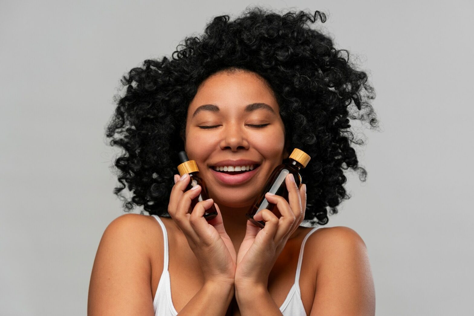 Cómo evitar los ingredientes tóxicos en los productos de cuidado facial  Mantener una piel saludable y radiante es un objetivo común entre las personas, y muchas veces se recurre a productos de cuidado facial para lograrlo. Sin embargo, es importante tener en cuenta que algunos productos pueden contener ingredientes tóxicos que pueden ser perjudiciales para la piel y la salud en general. De esto mismo vamos a hablarte hoy, te contamos lo que necesitas saber y te ofrecemos algunos consejos para evitar los ingredientes tóxicos en los productos de cuidado facial.  Top recomendaciones de ingredientes tóxicos en las cremas  Ahora sí, es el momento de que tengas claro lo siguiente:  Lee las etiquetas de los productos: Es importante leer cuidadosamente las etiquetas de los productos de cuidado facial y buscar los ingredientes. Los ingredientes que deben ser evitados son aquellos que se sabe que son tóxicos o que se han relacionado con efectos negativos para la salud, como los parabenos, ftalatos, sulfatos, triclosán, y fragancias sintéticas.  Investiga los ingredientes: Además de leer las etiquetas, es importante investigar los ingredientes de los productos. Los sitios web de organizaciones como la Environmental Working Group (EWG) y la Campaign for Safe Cosmetics proporcionan información sobre los ingredientes tóxicos que se encuentran comúnmente en los productos de cuidado facial y ofrecen guías para ayudar a los consumidores a tomar decisiones informadas.  Opta por productos orgánicos o naturales: Los productos orgánicos y naturales suelen ser una buena opción para evitar los ingredientes tóxicos. Estos productos se elaboran con ingredientes naturales que no contienen pesticidas, herbicidas, ni otros productos químicos dañinos.  Evita las fragancias sintéticas: Las fragancias sintéticas suelen ser una fuente común de ingredientes tóxicos en los productos de cuidado facial. Las fragancias naturales, como los aceites esenciales, son una alternativa más segura.  Busca productos sin parabenos: Los parabenos son conservantes químicos que se utilizan comúnmente en los productos de cuidado facial, pero se ha demostrado que tienen efectos negativos para la salud. Busca productos que no contengan parabenos o que utilicen conservantes naturales.  Evita los productos con sulfatos: Los sulfatos son agentes espumantes que se utilizan en muchos productos de cuidado facial, pero pueden ser irritantes para la piel. Busca productos que no contengan sulfatos o que utilicen alternativas más suaves.  Evita los productos con ftalatos: Los ftalatos son químicos que se utilizan comúnmente en los productos de cuidado facial y se ha demostrado que tienen efectos negativos para la salud. Busca productos que no contengan ftalatos o que utilicen alternativas más seguras.  Evita los productos con triclosán: El triclosán es un ingrediente que se utiliza en algunos productos de cuidado facial y se ha relacionado con efectos negativos para la salud. Busca productos que no contengan triclosán o que utilicen alternativas más seguras.  Es esencial para proteger la salud de la piel. Mira nuestros productos, no dejes de visitar la tienda que tenemos y ver todos los artículos disponibles para ti y para tu piel. 