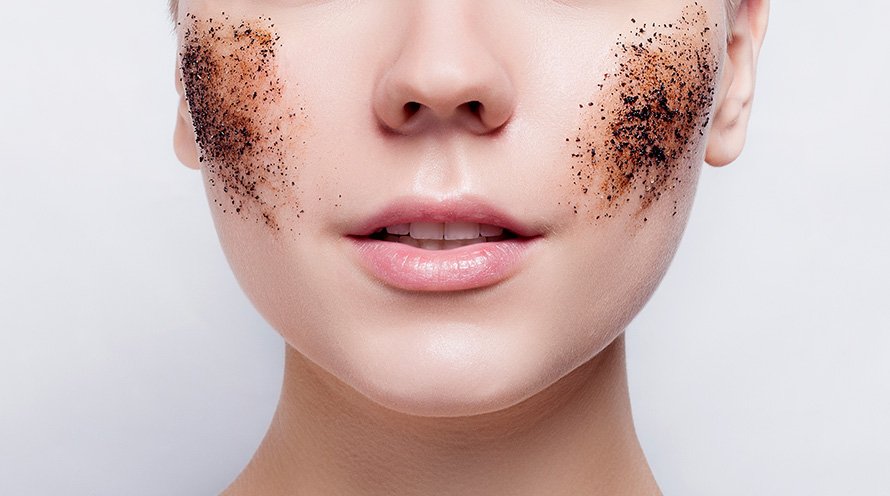 ¿Qué va primero en la rutina facial: el exfoliante o el limpiador?