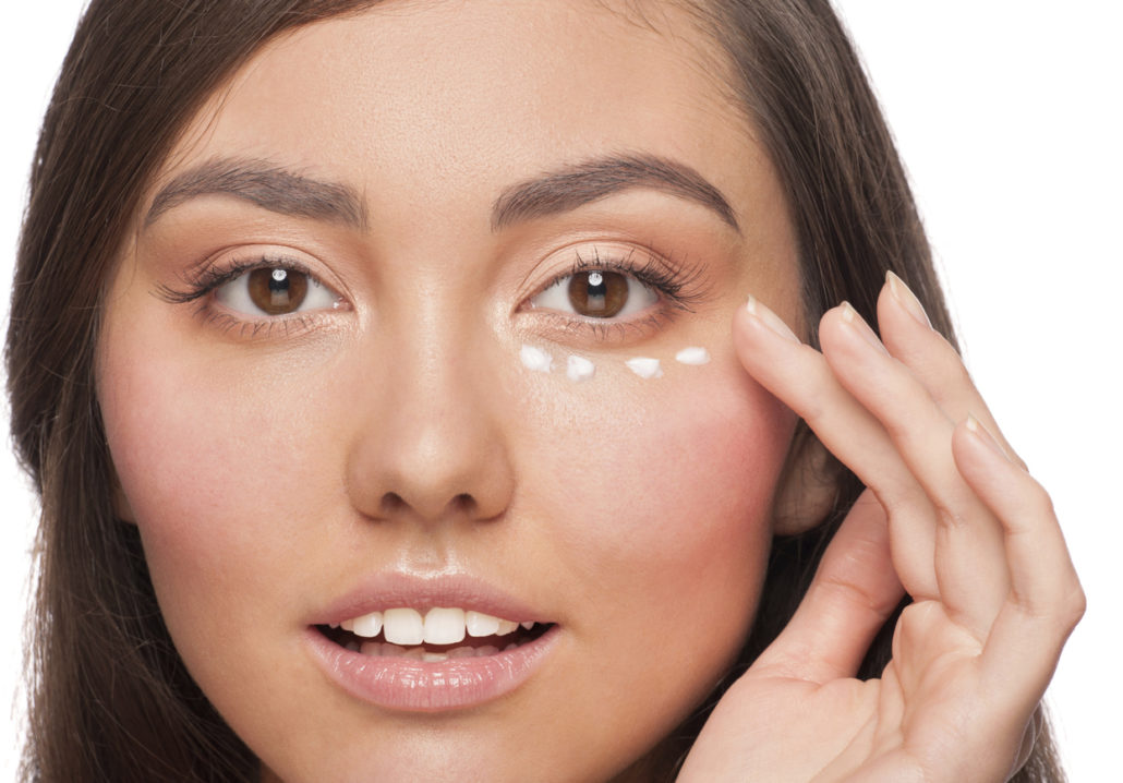 Cómo se aplica el contorno de ojos correctamente para cuidar tu mirada